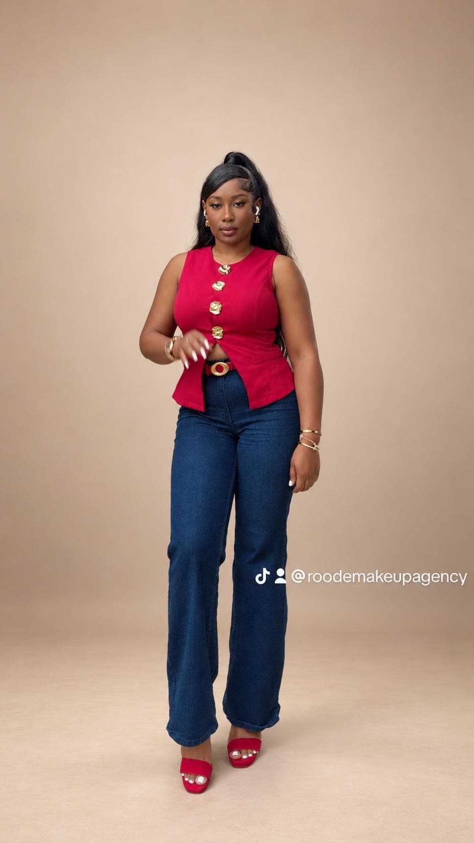 ROODE Makeup Agency look: sleek high ponytail with a red top and blue jeans